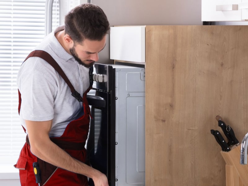 Técnico Reparando Horno Zanussi